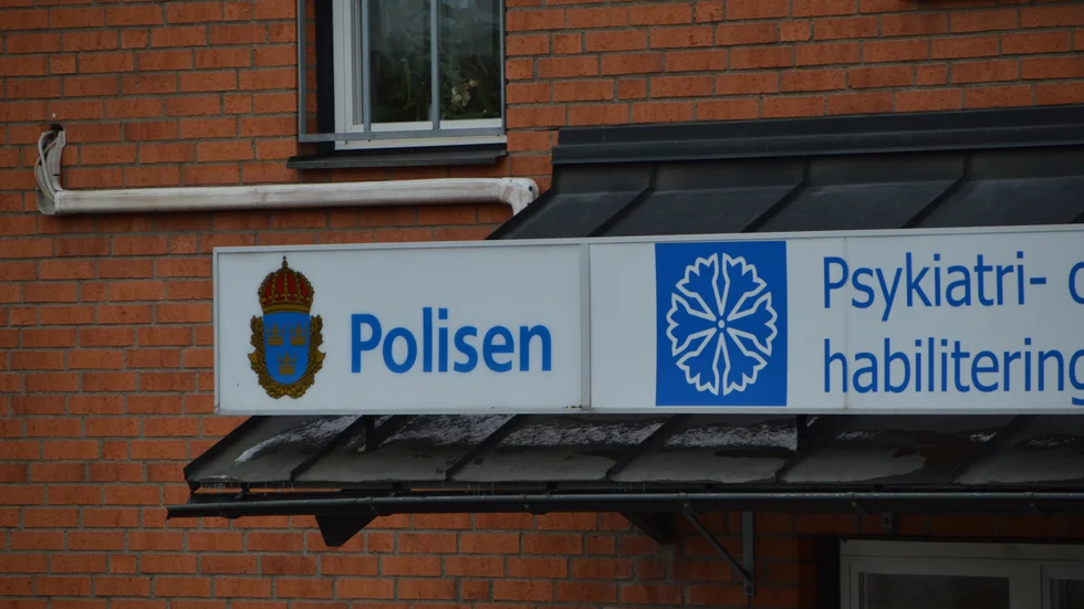 Föraren fördes till polisstationen i Mjölby för provtagning och förhör.