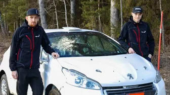 Robin Norling och Lucas Carlsson med sitt nyförvärv.