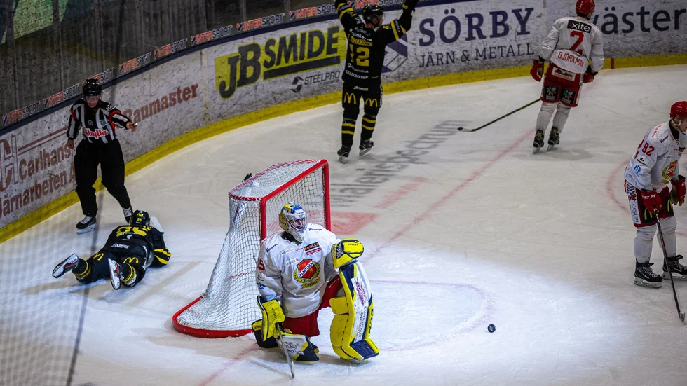 Västerås har precis avgjort den första åtondelsfinalen mot Almtuna. Målskytten Fredrik Johansson jublar medan Alexander Sahlin i Almtunamålet deppar.