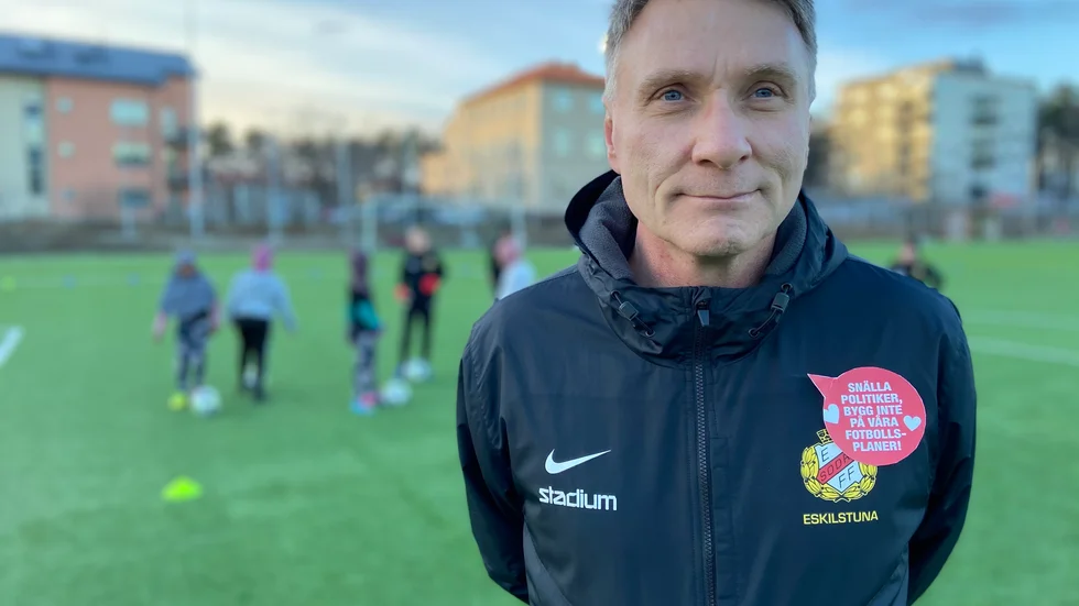 I förslaget till ny översiktsplan är Skogsängens IP utpekat som ett område där en skola eller förskola kan byggas. Mikael Jeppe, ordförande i Södra FF, kämpar för att bevara idrottsplatsen. 