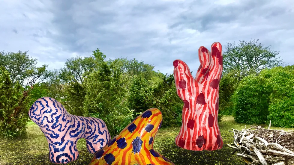 Gotlands kulturliv. På bild konstverk av Siri Carlén vid Körsbärsgården.