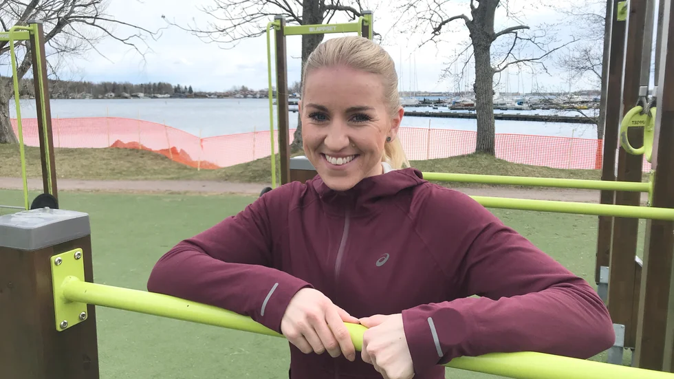 Det är nu, 2021. Alexandra Simonsson är frisör på halvtid och personlig tränare på halvtid. Två uppdrag som hon menar har likheter. Hon gärna tips till motionärer, bland annat hur man tränar ihop med barn. Möt Simonsson i veckans Sportsnack.