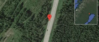 Personbil stillastående på E4 - helt stopp i ett körfält