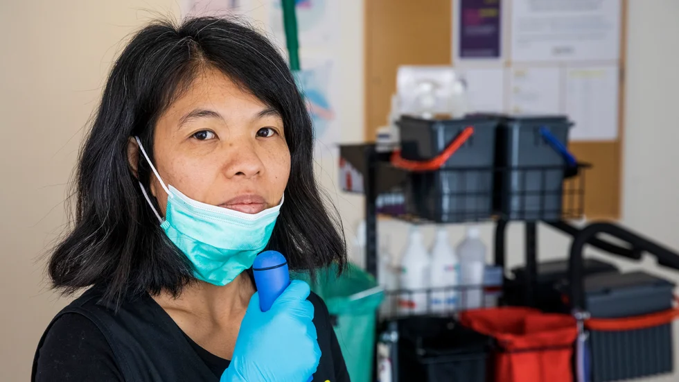 "Jag måste kunna svenska för att vara med och lägga upp planeringen i mitt arbete", säger Thongsuk Yotha som jobbar som lokalvårdare vid Uppsala kommun.