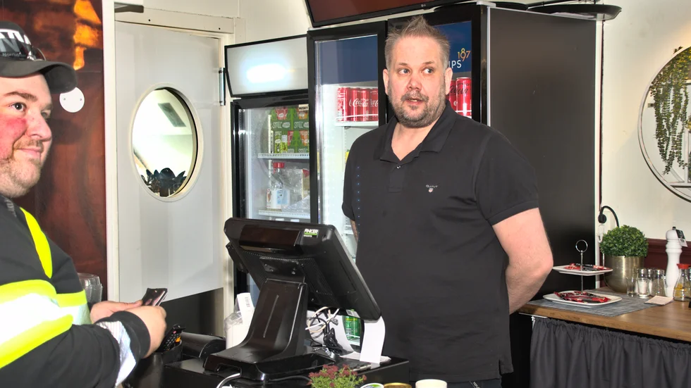 Erik Keisu tar emot besökare under fredagens lunch. 