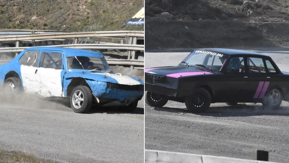 Två av bilarna som gav sig ut på folkracebanan i Gnagaredalen.