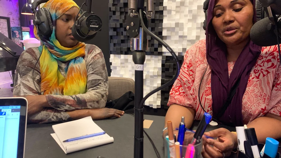 Jamila Hassan, till höger spelar in BR-podden tillsammans med Adni Sudi.