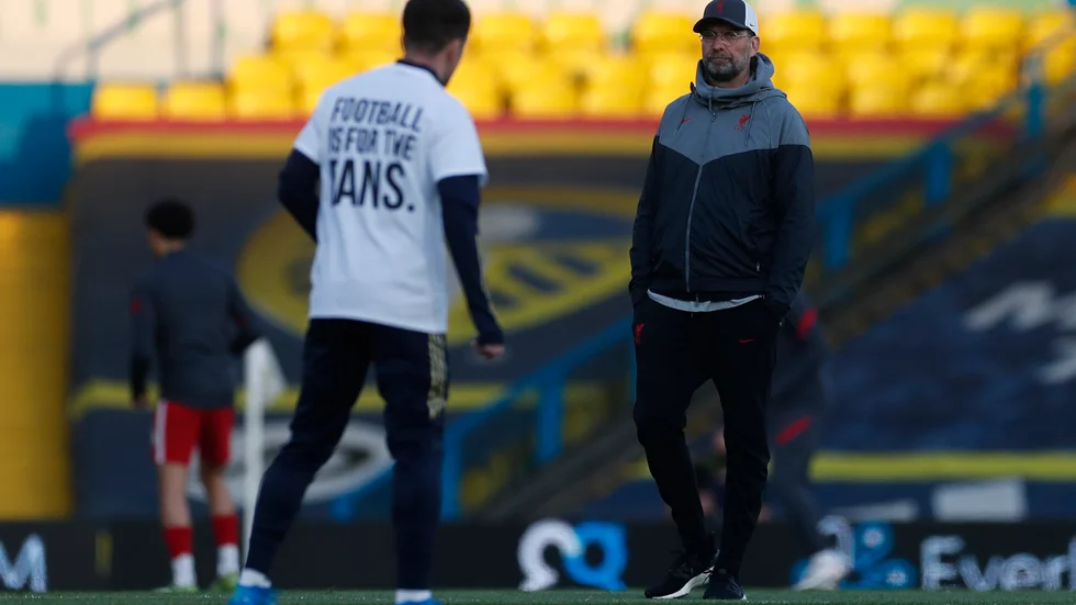 Jürgen Klopp, till höger i bild, uttalade sig om den nya superligan. En av Leeds spelare syns i förgrunden.