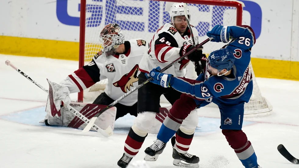 Colorado Avalanches lagkapten Gabriel Landeskog sliter framför Arizonamålet.
