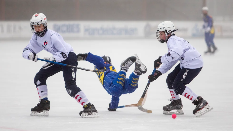 När KVBS mellandagscup för 14-åringar inleddes var det spel utomhus på Backavallen. När det är dags för 25-årsjubileum avgörs cupen inomhus.