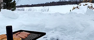 Sprakande eld vid strandkanten