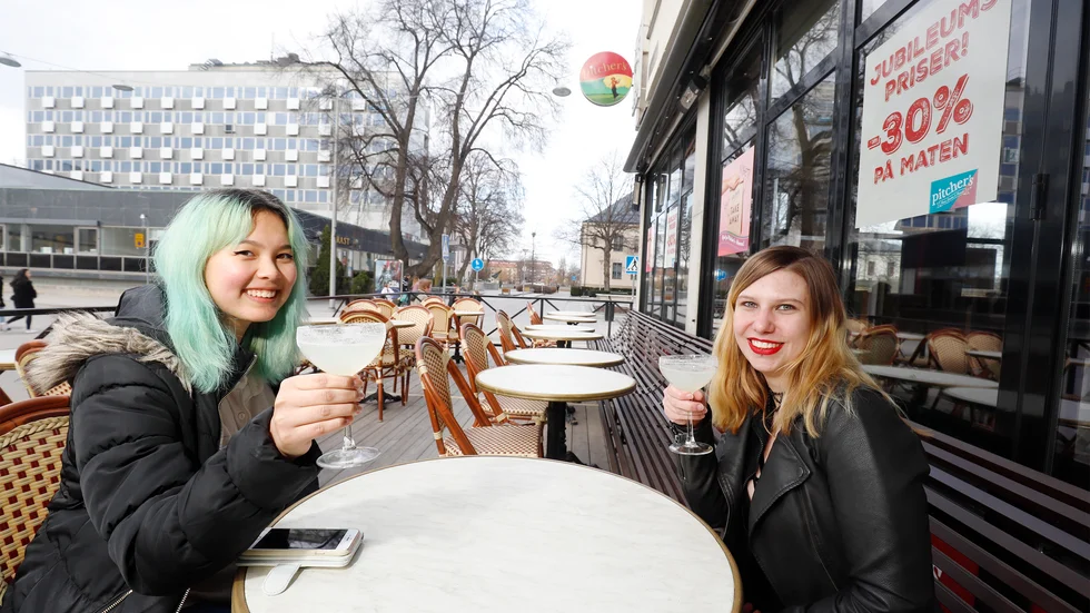 Skål för våren och säkra krogbesök! Vännerna Mikaela Talläng och Miranda Wallin Emilsson gillar att uteserveringarna fått öppna tidigare i år och passade på med en fredagssittning på Pitchers.