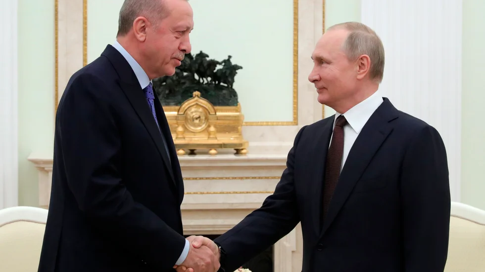 Turkiets president Recep Tayyip Erdogan och Rysslands president Vladimir Putin vid ett möte i Moskva i mars 2020. Arkivfoto.