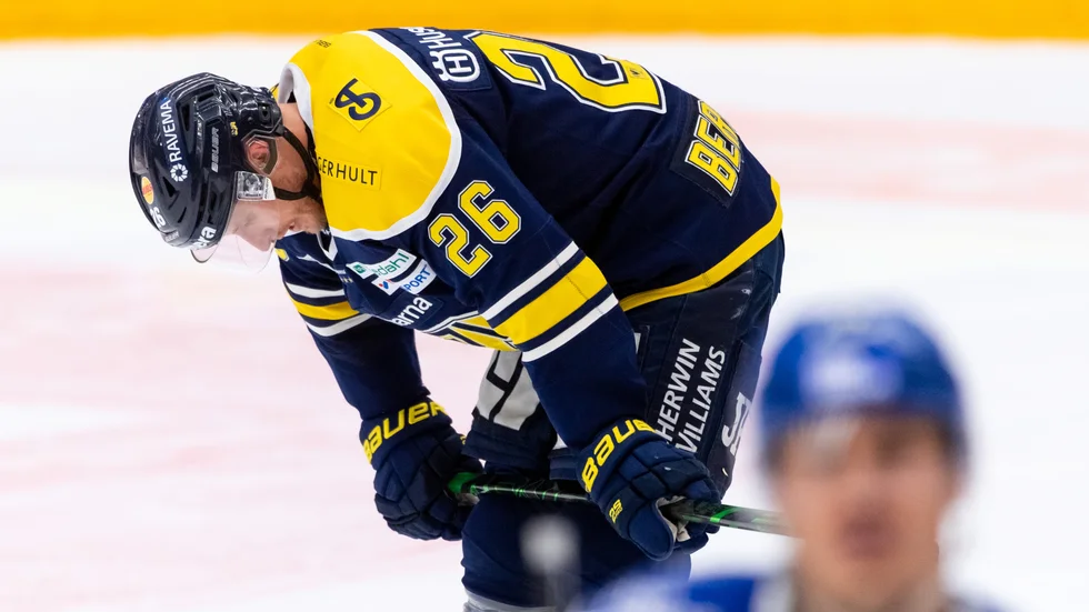 Alexander Bergström deppar i HV71. Det blev en ny förlust i SHL-hockeyn för Jönköpingslaget.