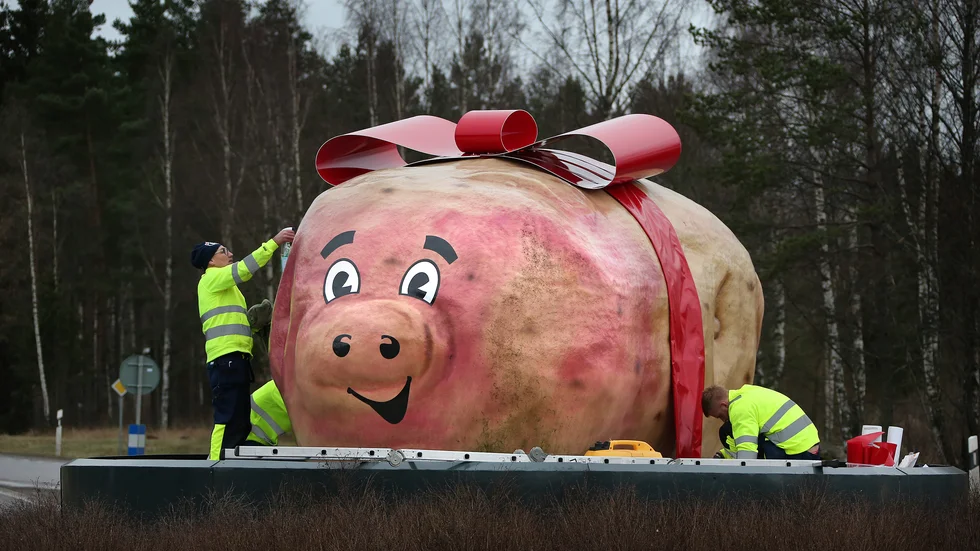 Kan man egentligen få mer PR för 123 000 kronor än vad rondellpotatisen i Mjölby bidragit till?