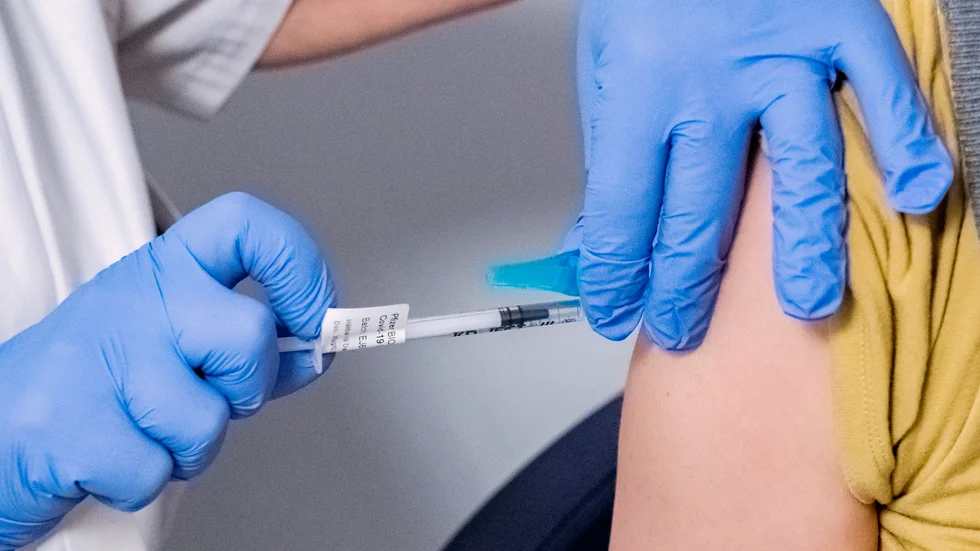 En kvinna vaccineras mot covid-19. Arkivbild