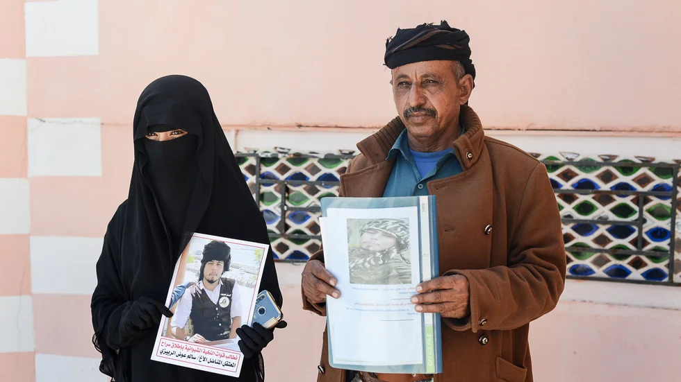 Sheima al-Rabizi och Awad Ahmad Hussein al-Rabizi bor i södra Jemen och vill veta varför deras fängslade broder och son ännu inte har ställts inför rätta.