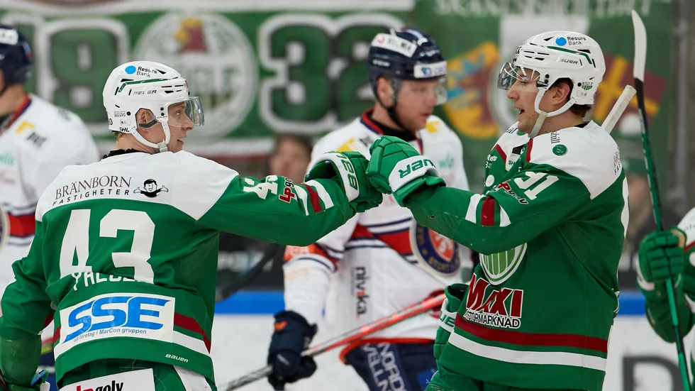 Rögles Olli Palola jublar med Rögles Adam Tambellini efter sitt 2–0-mål.