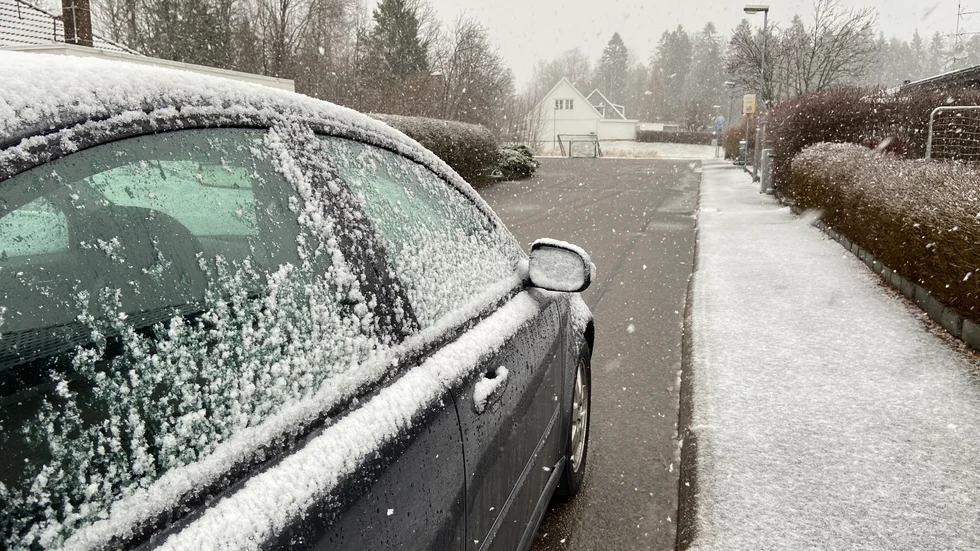 Ett snöfall drog in i Katrineholm under söndagsförmiddagen.