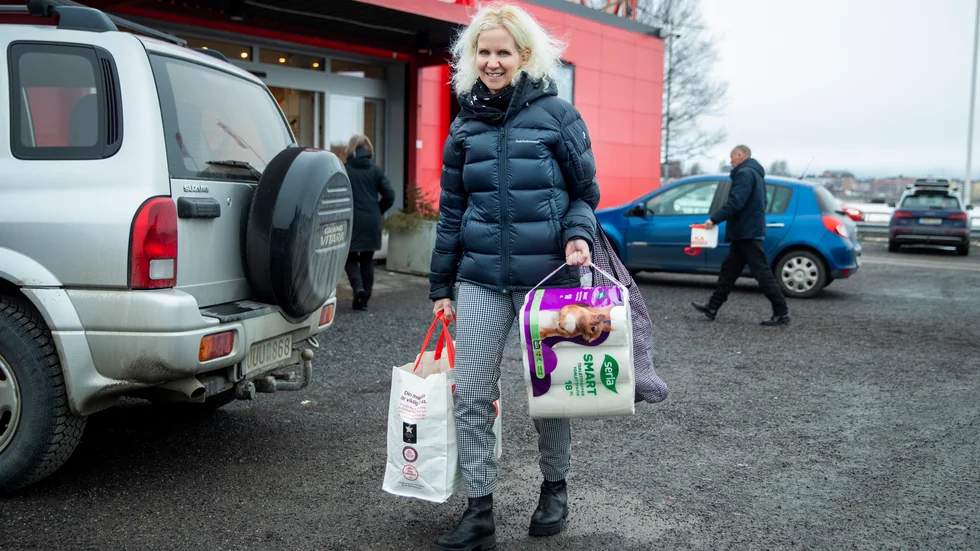 Camilla Waara försöker anpassa handlingstiderna till när det är lite folk i butiken. Ibland upplever hon att andra kunder inte respekterar att hålla avstånd.