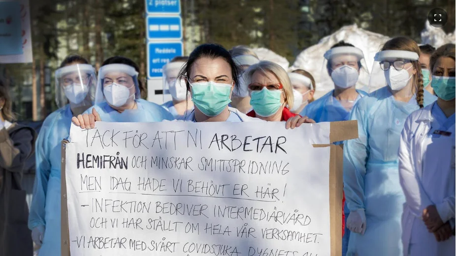 Anställda vid infektionskliniken i Umeå demonstrerade förra veckan för att visa sitt missnöje mot att de inte får någon ersättning för att de vårdar covidpatienter. Nu ska de få tre extra semesterdagar.
