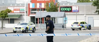 Tonåringar häktas för skjutning vid köpcentrum