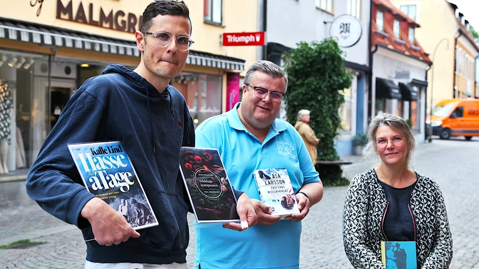 Henrik Ramberg, Roland Salemark och Katarina Petersson  förevisar böckerna vars författare kommer till Bokens dag.