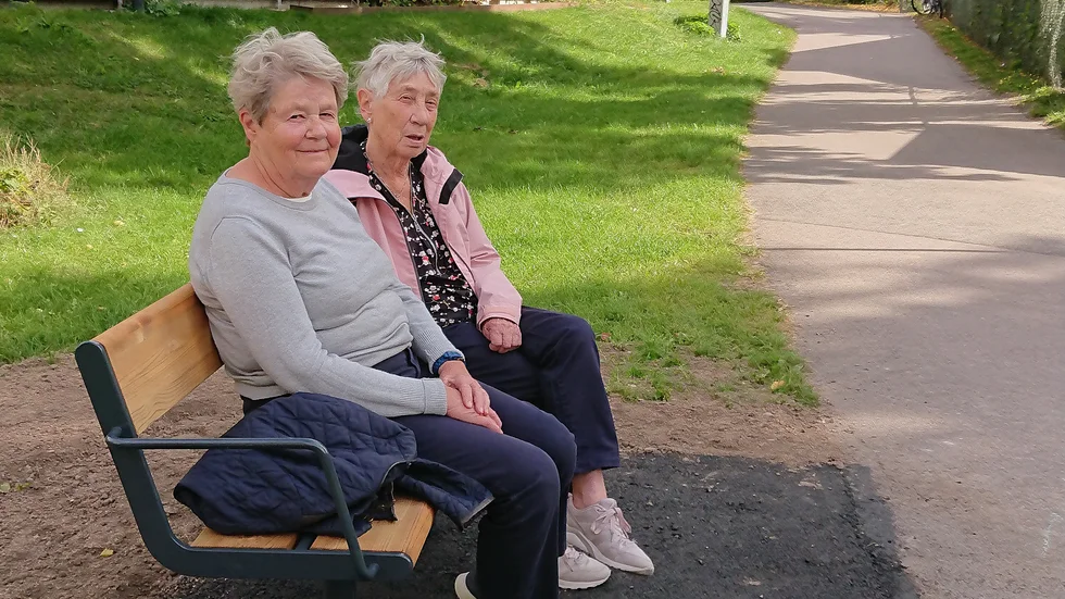 Margareta Klingspetz och Siv Nordqvist är glada över de nya parkbänkarna i Tannefors.