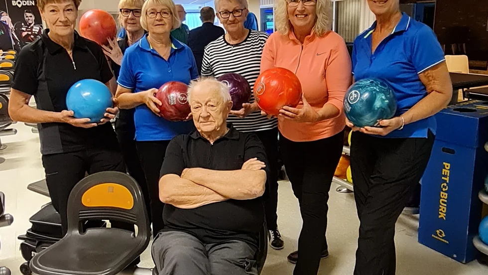 Thage Andersson omgiven av bowlingdamer. Från vänster Inger Svensson, Monika Svalkvist, Gunvor Strand, Viveka Forsberg, Eva Dahlberg Lindvall och Pia Elmgren.