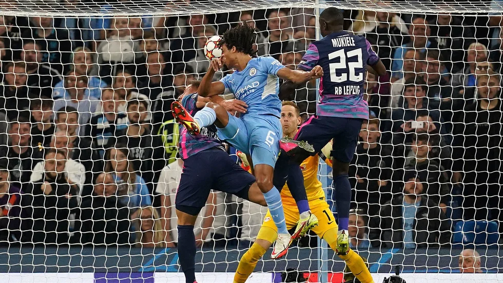 Nathan Aké, i ljusblått, nickar i Manchester Citys ledningsmål mot Leipizig i Champions League.