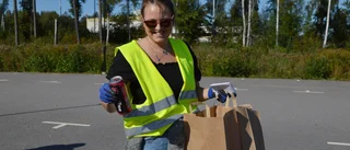 Trucktillverkarens tjänstemän plockar skräp