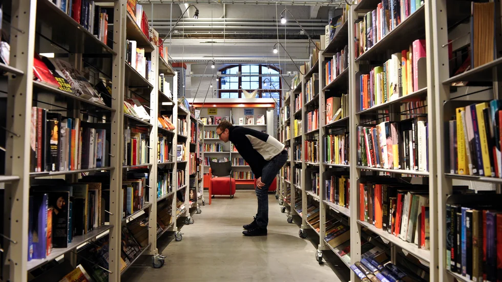 Hyllorna på biblioteken innehåller massvis med kunskap och klokskap.