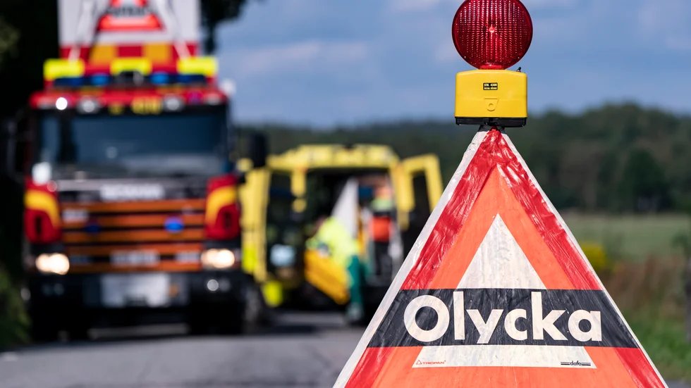 Ambulans, polis och räddningstjänst är på platsen. Arkivbild.