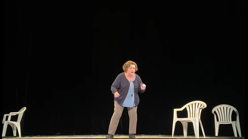 Med enkel scenografi, rekvisita och klädsel fängslar Marianne Mörck publiken med sin inlevelse i en historia som många känner igen sig i.