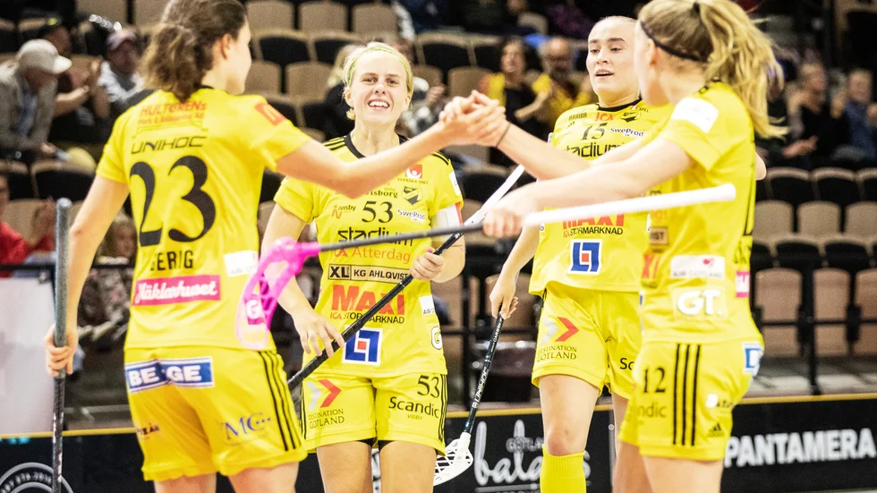 Jubel i Endre efter 5-3 mot Nacka IBK.