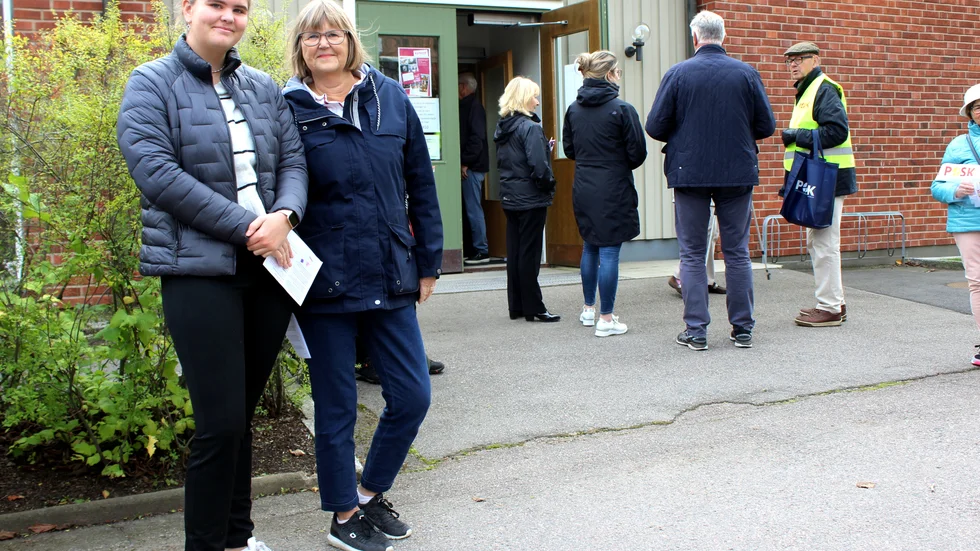 Sofia Kullberg, 17, och mamma Annika kom gemensamt för att rösta i kyrkovalet.
