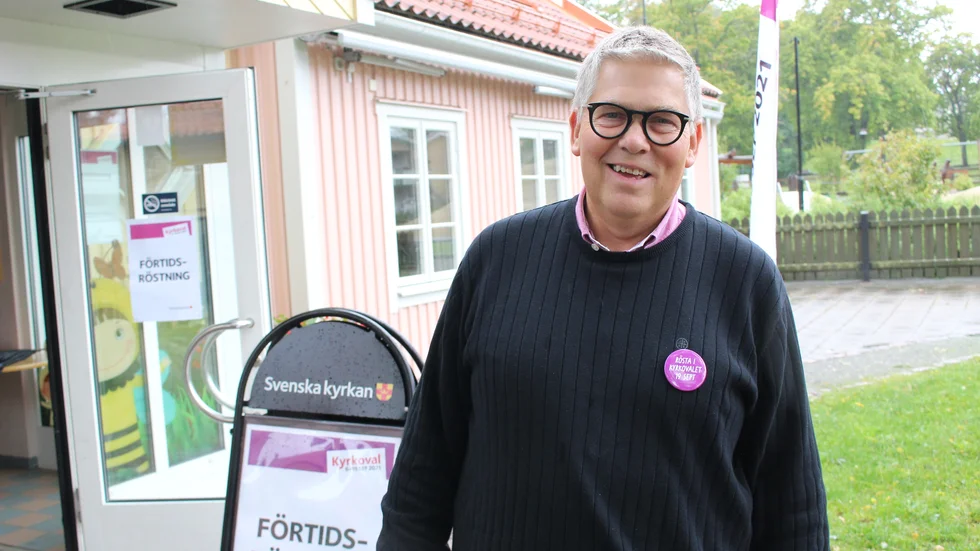 Lasse Ottosson är valsamordnare i Södra Tjust pastorat. Han berättar att det varit bra tryck i röstningslokalerna hittills. 