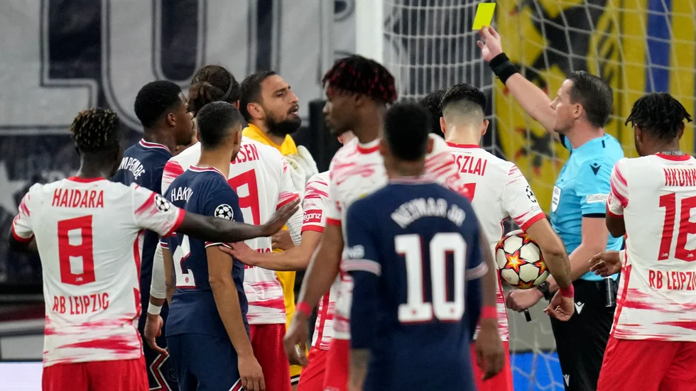 Andreas Ekberg visar det gula kortet till PSG:s målvakt Gianluigi Donnarumma under en het situation i Champions League-mötet mellan Leipzig och Paris Saint-Germain.