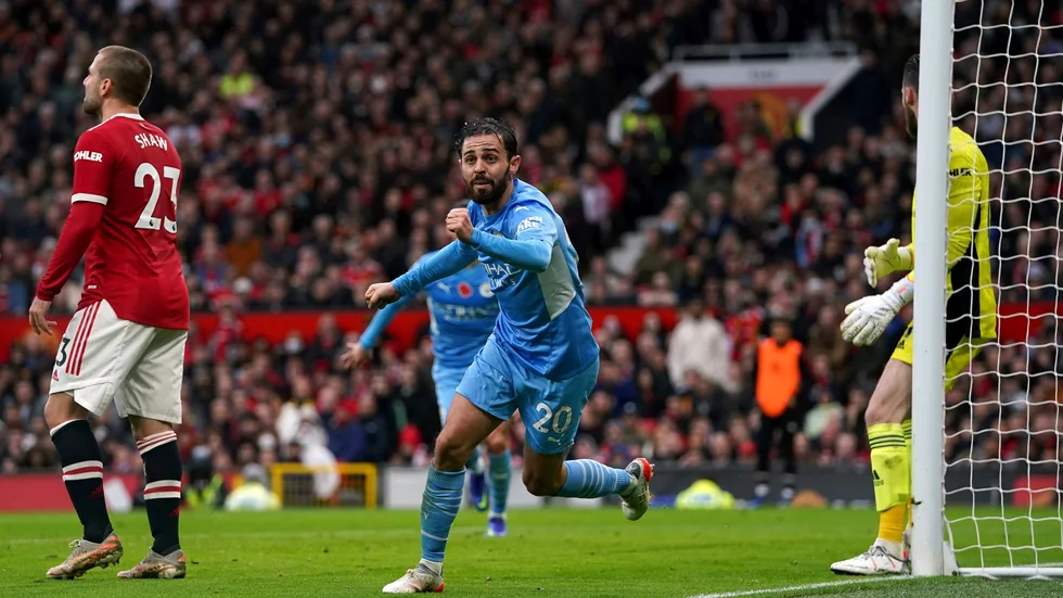 Manchester Citys Bernardo Silva firar 2–0-målet mot Manchester United.