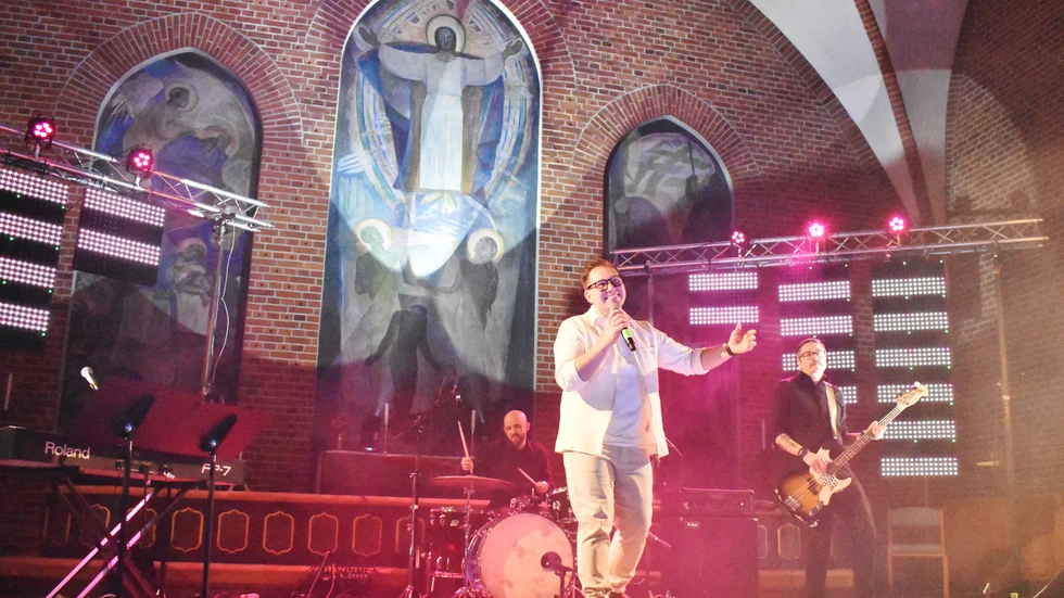 Gospelartisten Samuel Ljungblahd spelade i Burträsk kyrka på fredagskvällen. 