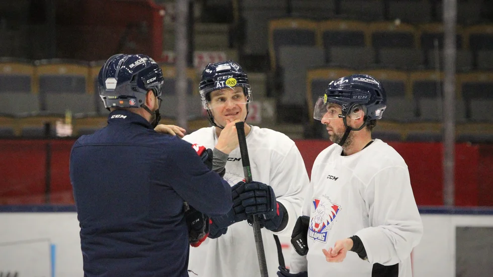 Ben Maxwell i powerplay-diskussion med Klas Östman, Broc Little och Robert Lantosi (utanför bild).