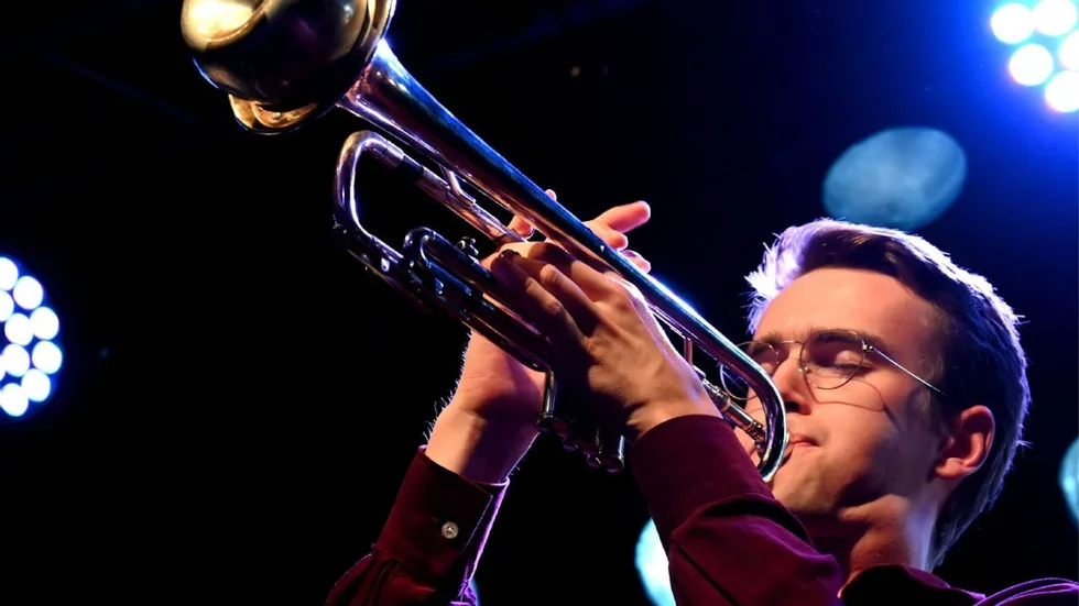 Erik Tengholm trivs på scenen oavsett om programmet är ordentligt inrepeterat eller om konserten bygger mer på improvisation.
