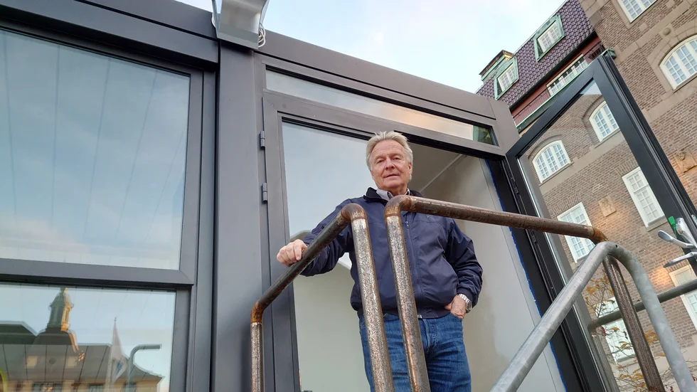 Göran Pettersson vid Glashuset på Fristadstorget som nu håller på att monteras ner. "Vi tycker ju att det hade varit bra om vi hade kunnat köra över vintern också."
