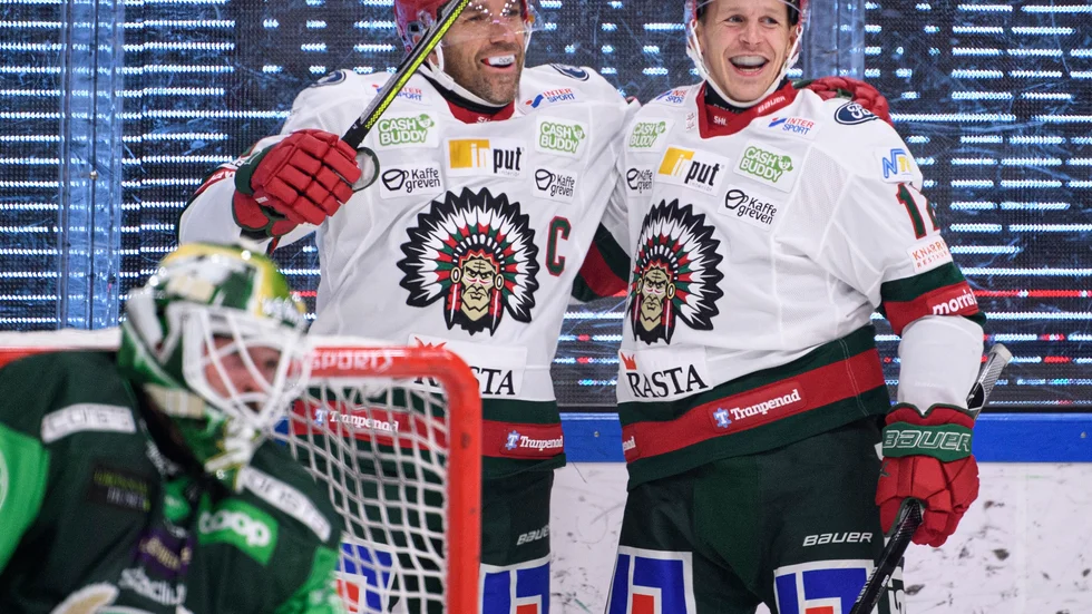 Joel Lundqvist, till vänster, och Max Friberg jublar i segermatchen över Färjestad.