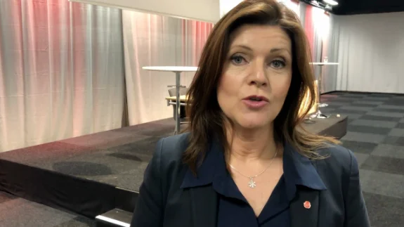 NSD:s politiske chefredaktör Olov Abrahamsson fick ett snack med arbetsmarknadsminister Eva Nordmark under S-kongressen i Göteborg. Kolla videoklippet i Ledarbloggen!