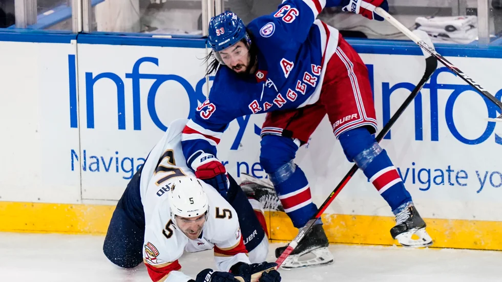 New York Rangers Mika Zibanejad i närkamp med Floridas Aaron Ekblad.