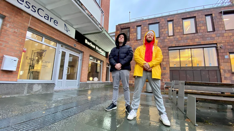 Burban studios håller till på Köpmantorget i Luleå. Mediebyrån startades 2017 av Jimmy Edlund, här till höger tillsammans med delägaren Johan Nilsson.