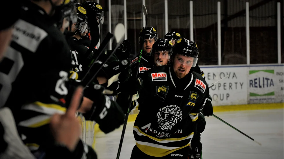 Ludvig Wallin high five:ar lagkamraterna.