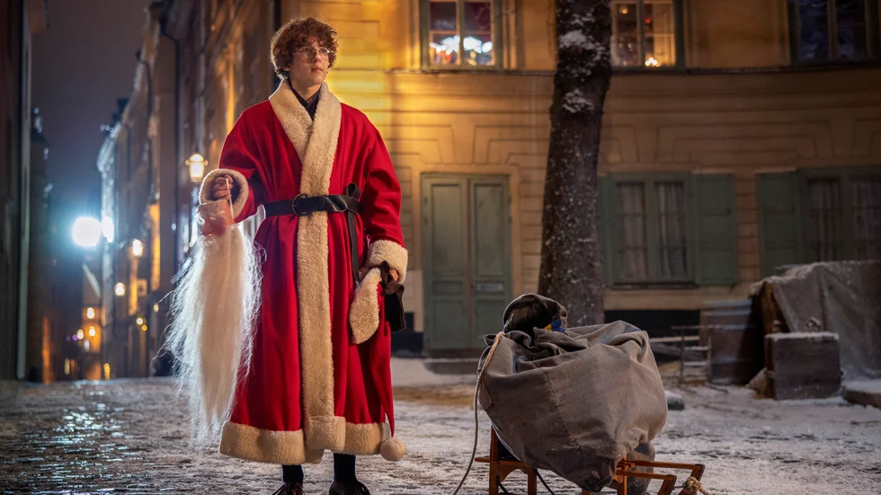 Tage Danielssons och Per Åhlins älskade sagofigur Karl-Bertil Jonsson (Simon Larsson) förvandlas i Hannes Holms spelfilmsversion från Robin Hood till slipad entreprenör.