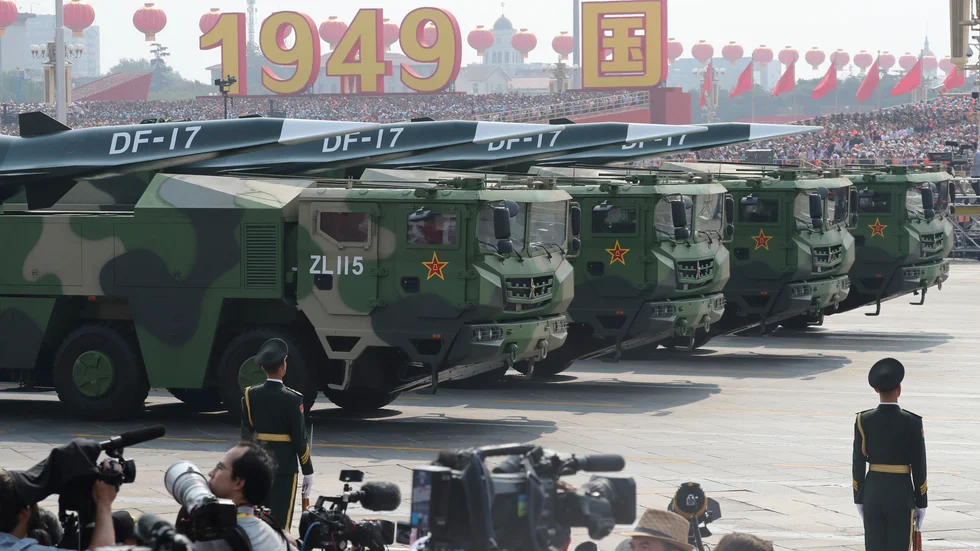 Militärfordon bärande ballistiska robotar i Peking under en militärparad 2019. Arkivbild.